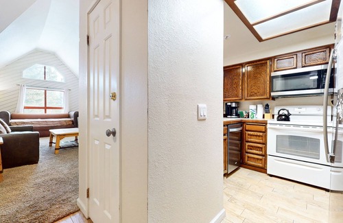 Mammoth Lakes Condo | Spacious & Bright Condo with Air Conditioning! Near Walking/Biking Trails