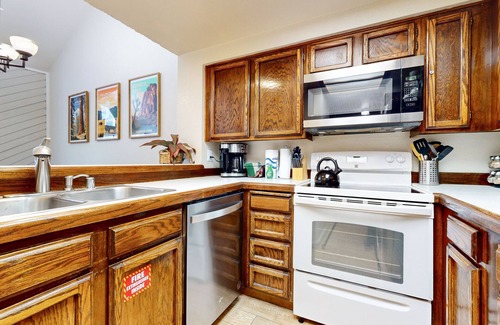 Mammoth Lakes Condo | Spacious & Bright Condo with Air Conditioning! Near Walking/Biking Trails