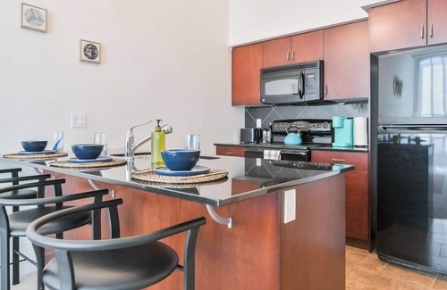 Haysboro Apartment | Spacious & Bright Condo 10 Min from DT | UG Stall