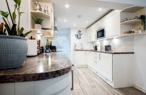 Addison House | Spacious, Bright & Cosy ~ Ideal Victoria Location!