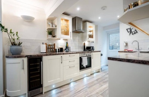 Addison House | Spacious, Bright & Cosy ~ Ideal Victoria Location!