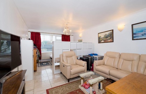 High Barnet Apartment | Spacious Bright Forest View Apartment