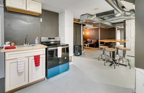 Grosse Pointe House | Spacious bungalow with 7 Beds in awesome Grosse Pointe Park!