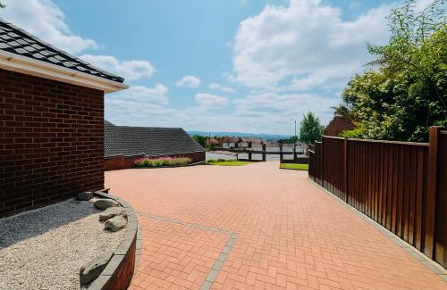 Cradley Villa | Spacious Bungalow - Hot Tub, Garden, Gated Parking