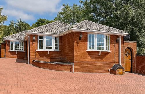 Cradley Villa | Spacious Bungalow - Hot Tub, Garden, Gated Parking