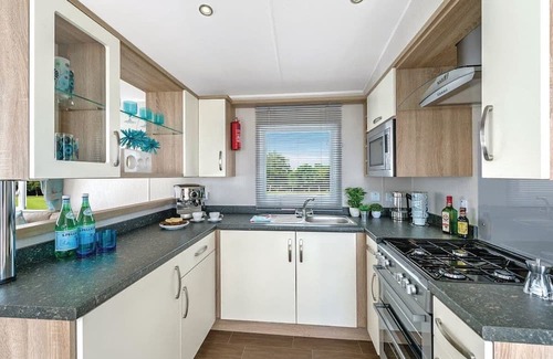 Llwyngwril House | Spacious caravan with one double and two twin.