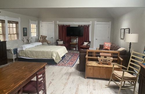 Jefferson House | Spacious Carriage House with garden patio