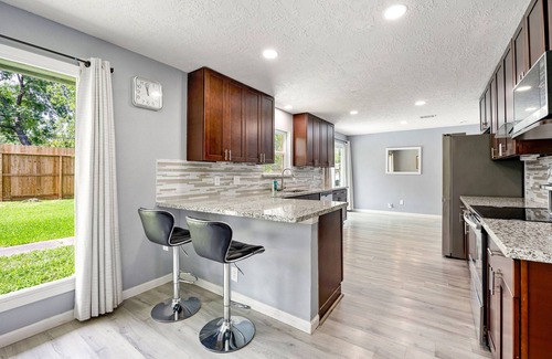 Woodlake - Briar Meadow House | Spacious centrally located home shopping, dining, sports venues, nightlife.etc.