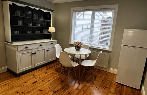 Lecemy House | * Spacious | Comfortable & Chic | Walk to Town *