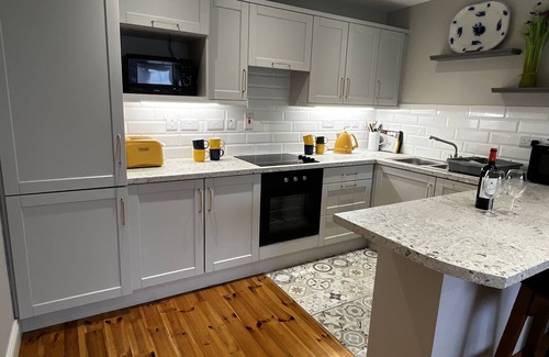 Lecemy House | * Spacious | Comfortable & Chic | Walk to Town *