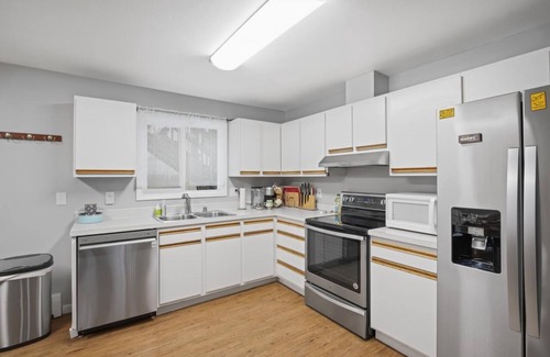 Sand Lake Apartment | Spacious & comfy 2BR apartment on ground level, near airport & shopping