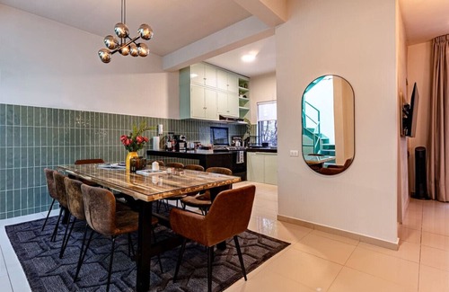 La Condesa House | Spacious Condesa Stay, Rooftop Dining, BBQ