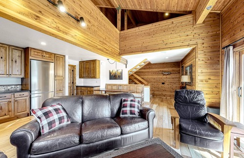 Mammoth Lakes Condo | Spacious condo near skiing with fireplace, washer/dryer, deck & full kitchen