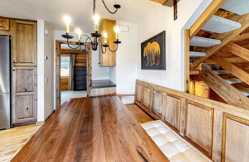 Mammoth Lakes Condo | Spacious condo near skiing with fireplace, washer/dryer, deck & full kitchen