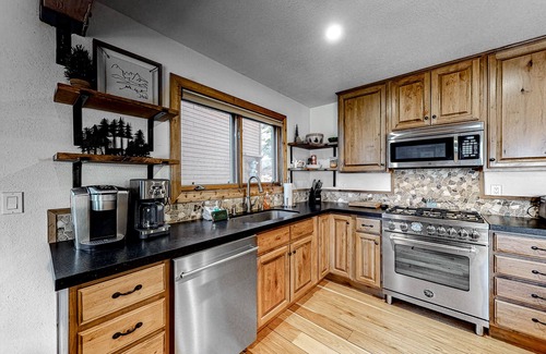 Mammoth Lakes Condo | Spacious condo near skiing with fireplace, washer/dryer, deck & full kitchen