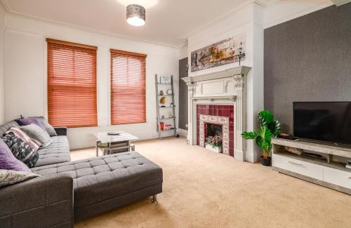 Northampton House | Spacious Contractor House for Large Groups - Private Parking