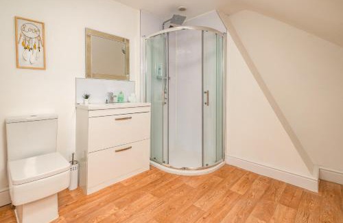 Northampton House | Spacious Contractor House for Large Groups - Private Parking