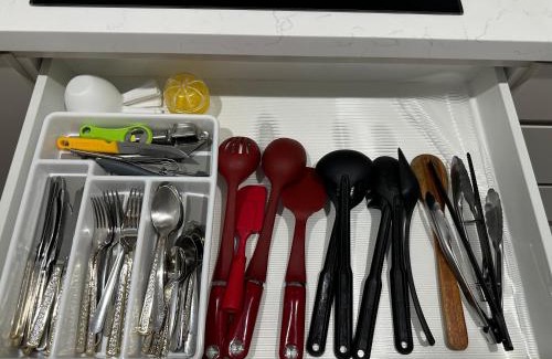 Hinchinbrook House | Spacious, cosy and affordable room if no one book in the other 2 room you will stay by yourself in the whole house