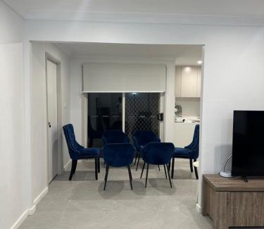 Hinchinbrook House | Spacious, cosy and affordable room if no one book in the other 2 room you will stay by yourself in the whole house