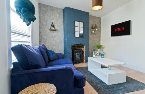 Gillingham House | Spacious Cosy City Centre House - Perfect for Contractors & Work