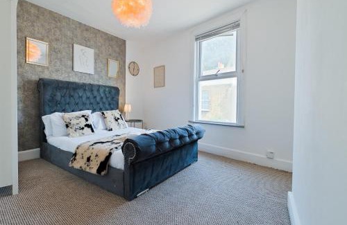 Gillingham House | Spacious Cosy City Centre House - Perfect for Contractors & Work