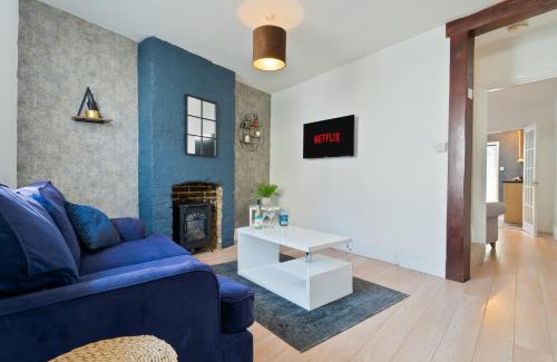 Gillingham House | Spacious Cosy City Centre House - Perfect for Contractors & Work