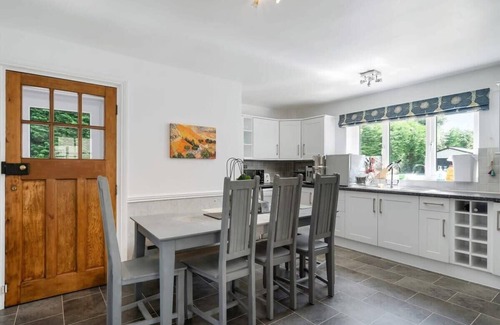 Kemerton House | Spacious Cotswolds House, Garden with Hot Tub