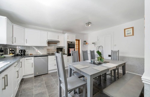 Kemerton House | Spacious Cotswolds House, Garden with Hot Tub