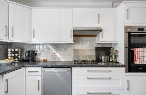 Kemerton House | Spacious Cotswolds House, Garden with Hot Tub