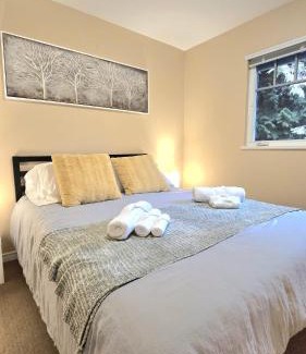 Upper Lonsdale House | Spacious & Cozy House Near Lonsdale, Peaceful North Vancouver Stay