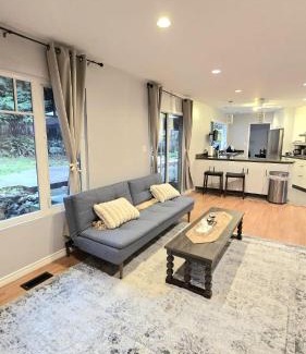 Upper Lonsdale House | Spacious & Cozy House Near Lonsdale, Peaceful North Vancouver Stay