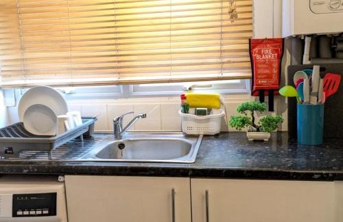 West Hendon Apartment | Spacious & Cozy Studio - mins from Central London and Wembley