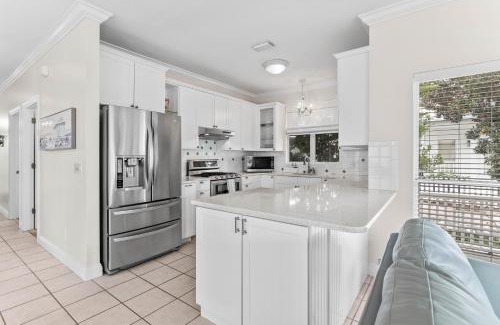 Clipper Cove House | Spacious Crystal Beach Home w/2 Master King Suites, Pool Access, Walk to Beach, Pet Friendly!