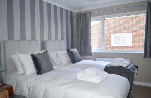 Hythe House | Spacious detached house with private hot tub