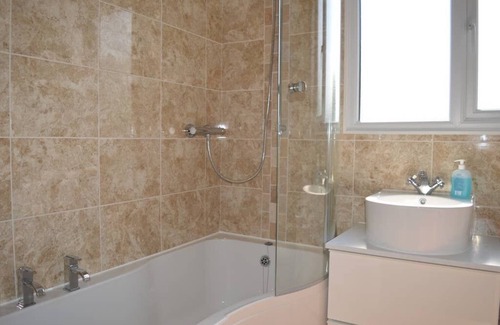 Hythe House | Spacious detached house with private hot tub