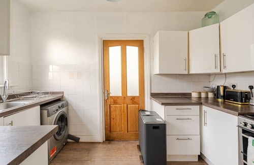 Uxbridge South House | Spacious double BR near Heathrow 3