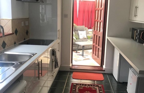 Cray Valley West Apartment | Spacious Double Room with Dedicated Bathroom R-1