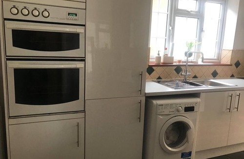 Cray Valley West Apartment | Spacious Double Room with Dedicated Bathroom R-1