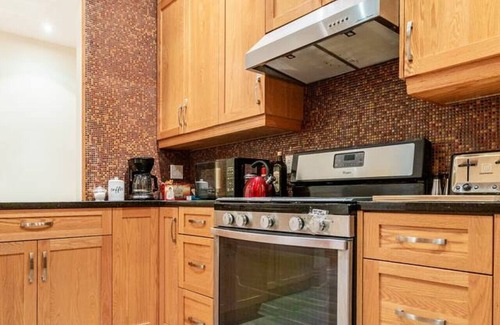 Downtown Montreal Apartment | Spacious Downtown Montreal Apt-4BR/2BA, Free Wifi