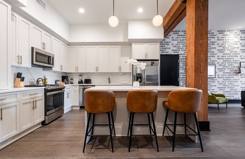 Arts/Warehouse District Hotel | Spacious Downtown 2BR/2BA Suite w/Sleeper Sofa Exposed Bricks – Prime Location