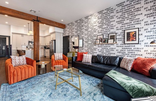 Arts/Warehouse District Hotel | Spacious Downtown 2BR/2BA Suite w/Sleeper Sofa Exposed Bricks – Prime Location