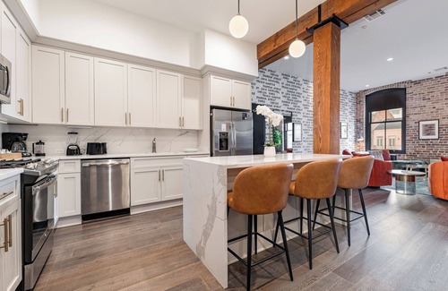 Arts/Warehouse District Hotel | Spacious Downtown 2BR/2BA Suite w/Sleeper Sofa Exposed Bricks – Prime Location