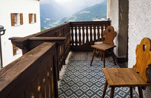 St. Luc Ski Chalet | Spacious duplex apartment in chalet – Sleeps 8Charming apartment of 96 m² on 2 floors, located in a
