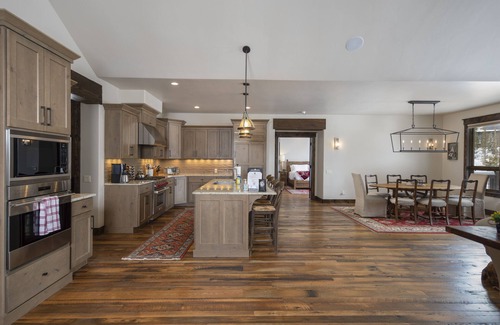 Corkscrew Flats House | Spacious Elegance, 5 en suites, hiking trail to town, packed with amenities!