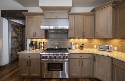 Corkscrew Flats House | Spacious Elegance, 5 en suites, hiking trail to town, packed with amenities!