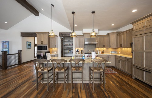 Corkscrew Flats House | Spacious Elegance, 5 en suites, hiking trail to town, packed with amenities!