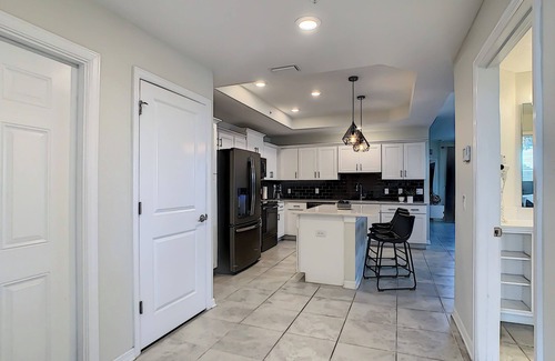 Kissimmee Apartment | Spacious End-Unit Condo | Modern Open Floor Plan w/Elegant Décor & Full Comfort | Minutes to Disney