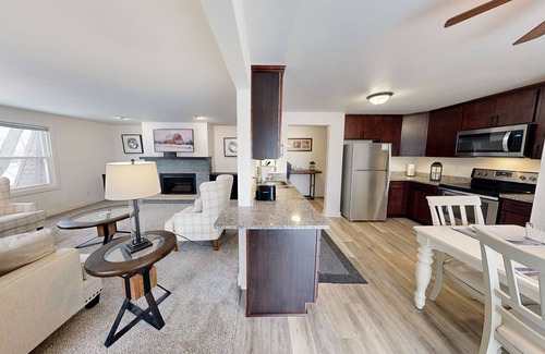 De Pere Apartment | Spacious Executive Serviced Apartment