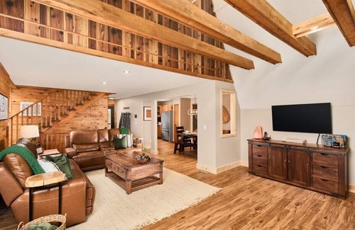 Divide Cabin | Spacious Family Cabin at Cedar Mountain w/HOT TUB