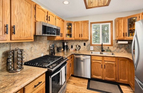 Divide Cabin | Spacious Family Cabin at Cedar Mountain w/HOT TUB